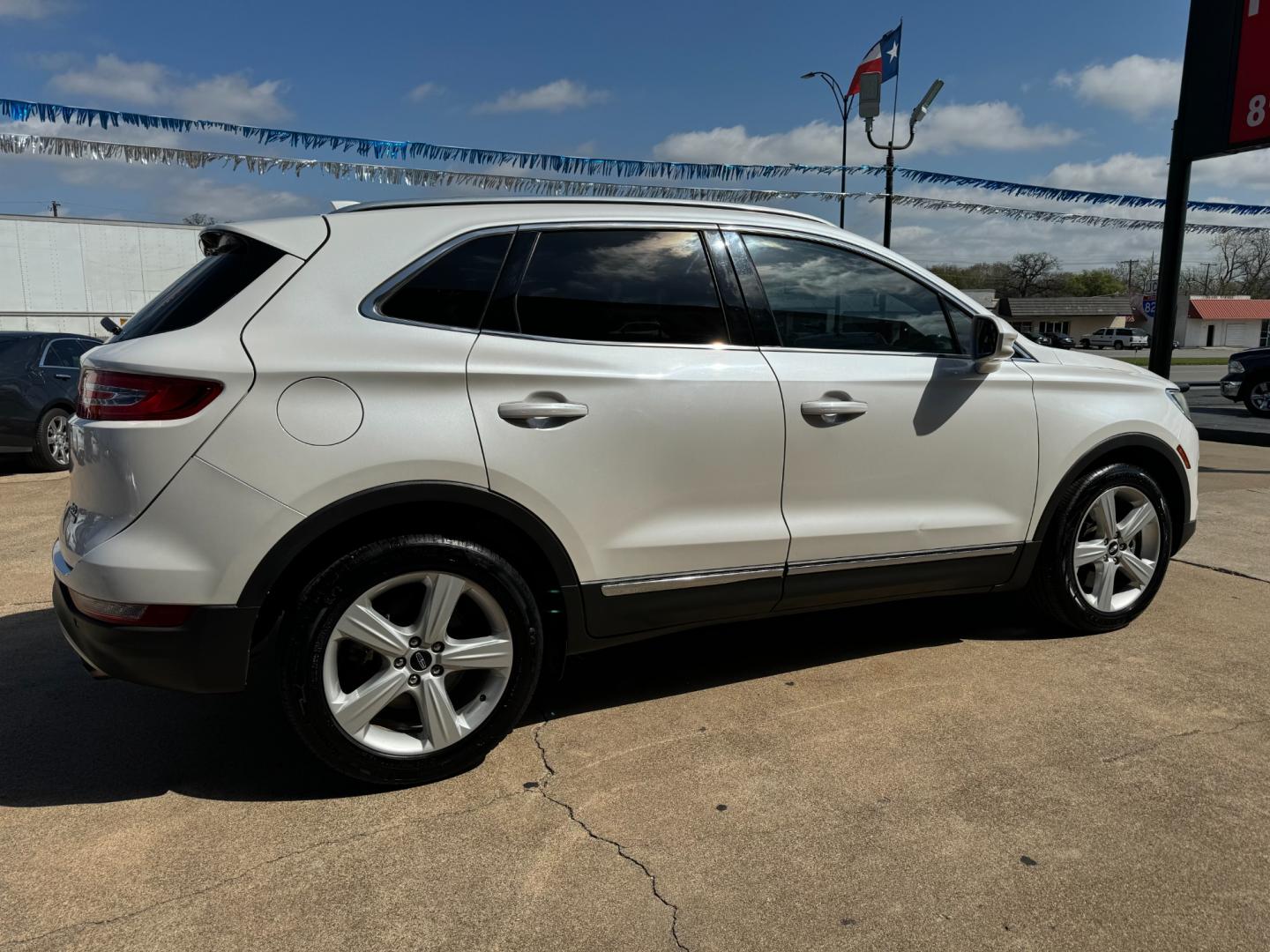 2015 WHITE LINCOLN MKC BASE (5LMCJ1A94FU) , located at 5900 E. Lancaster Ave., Fort Worth, TX, 76112, (817) 457-5456, 0.000000, 0.000000 - Photo#3